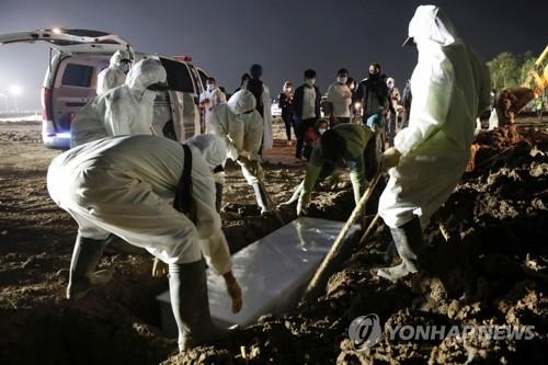 자카르타의 코로나 희생자 묘지 야간 매장 모습 [로이터=연합뉴스]