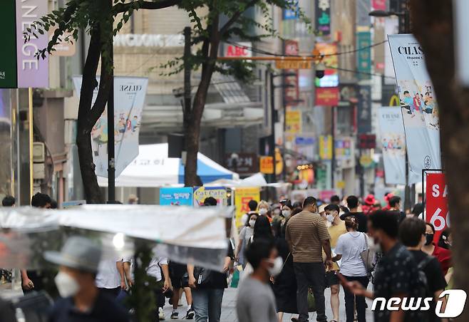 10일 서울 명동거리가 시민들로 북적이고 있다. 2021.7.10/뉴스1 © News1 이성철 기자