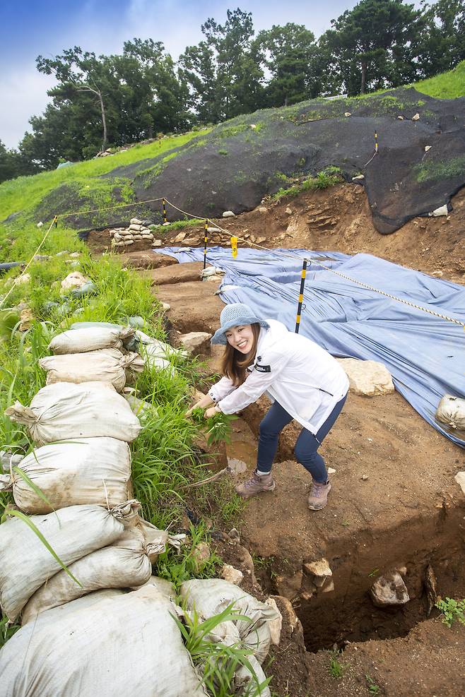 지난 7일 오후 경기 용인시 할미산성 발굴 현장에서 이서현 용인시청 학예사가 제초 작업을 하고 있다. /이신영 영상미디어 기자