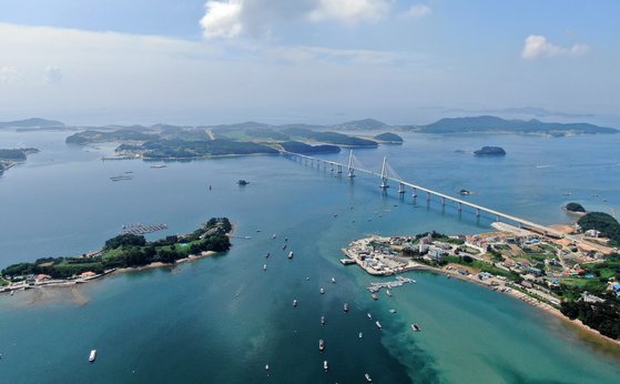 충남 태안군 영목항과 보령 원산도를 연결하는 국도 77호선 원산안면대교. 올해 연말 대천항과 원산도를 연결하는 오가는 해저터널이 준공하면 영목항과 대천항 거리는 10분으로 줄어든다. [사진 충남도]