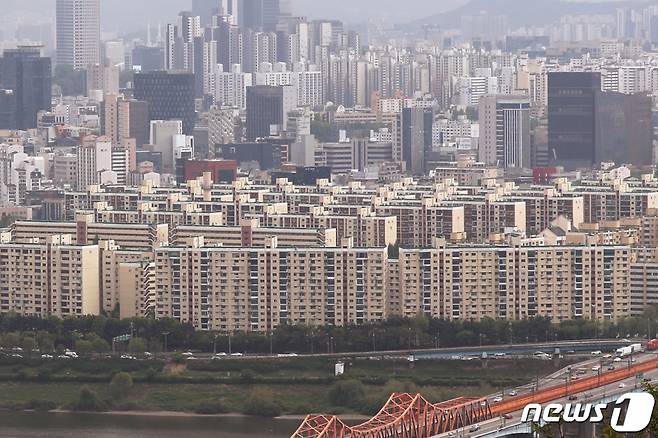 (서울=뉴스1) 민경석 기자 = 서울 시내 재건축·재개발 지역 4곳에 대한 토지거래허가제가 27일 발효됐다.  서울시에 따르면 압구정아파트지구를 비롯한 여의도아파트지구 및 인근단지, 목동택지개발사업지구, 성수전략정비구역에 대한 토지거래허가구역 지정이 이날부터 효력이 발생한다.   허가구역은 면적 18㎡ 이상의 집을 사려면 관할 구청장의 허가를 받아야 한다. 2년 실거주 목적으로만 매매가 허가되기 때문에 전세를 끼고 주택을 구입하는 '갭 투자'도 할 수 없게 된다.  사진은 27일 서울 강남구 압구정동 일대 아파트 단지 모습. 2021.4.27/뉴스1