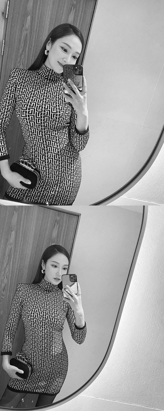 Jessica posted two photos on her instagram on the 10th with an article entitled Oh, hey there.Jessica is wearing a mini dress of F company and taking a selfie in front of the mirror. It boasts a fascination charm that overwhelms the black and white filter.Jessica is known to be in love with Tyler, a Korean-American businessman in 2013.