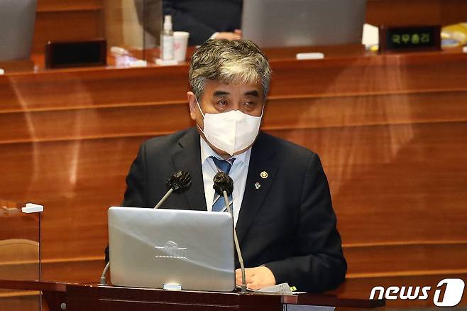 한상혁 방송통신위원회 위원장이 24일 국회 본회의장에서 열린 교육-사회-문화분야 대정부질문에서 의원들의 질문에 답변하고 있다. 2021.6.24/뉴스1 © News1 이동해 기자