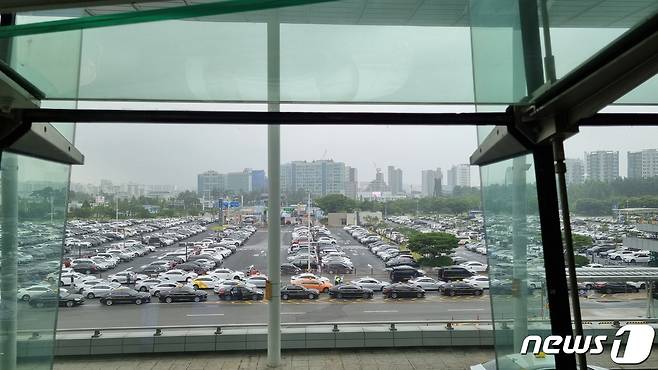11일 오전 서울 강서구 김포공항 주차장에 차가 가득 차 있다. © 뉴스1