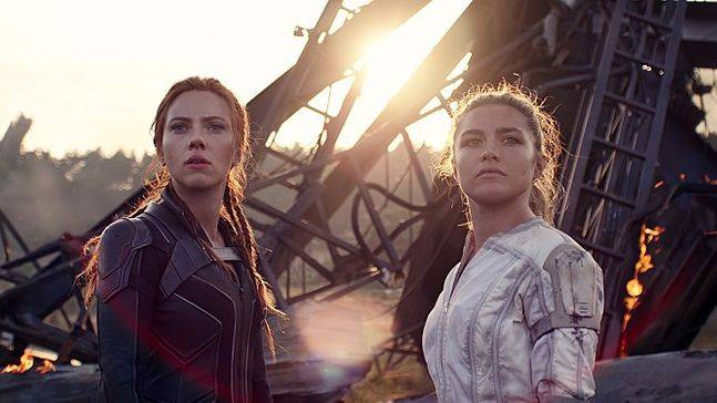 오리지널 블랙 위도우(왼쪽, 스칼렛 요한슨 분)와 계승자(플로렌스 퓨 분)ⓒ