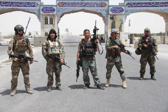 아프간 정부군 군인들이 10일 이란과의 국경 지역인 아프간 헤라트 지역의 한 검문소를 무장경비하고 있다. 헤라트=EPA 연합뉴스