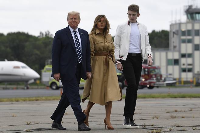 도널드 트럼프 전 대통령과 멜라니아, 아들 배런 트럼프가 지난해 8월 뉴저지주 모리스타운 공항에서 에어포스원으로 걸어가고 있는 모습. AP=연합뉴스