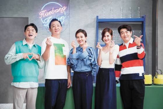 방송인 붐(왼쪽부터)과 허재, 가수 장윤정, 발레무용가 윤혜진, 배우 이종혁이 6월 1일 온라인 생중계로 진행된 JTBC 새 예능 프로그램 '내가 나로 돌아가는 곳-해방타운' 제작발표회에 참석해 포토타임을 갖고 있다. '해방타운'은 혼자만의 시간과 공간이 절실한 기혼 셀러브리티들이 그동안 잊고 지냈던, 결혼 전의 '나'로 돌아가는 모습을 그린 관찰 예능 프로그램이다.[뉴스1]