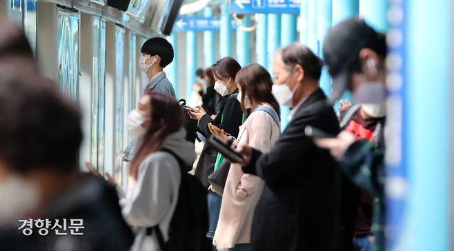 서울 구로구 지하철 신도림역에서 출근길 시민들이 마스크를 쓰고 이동하고 있다. 권도현 기자