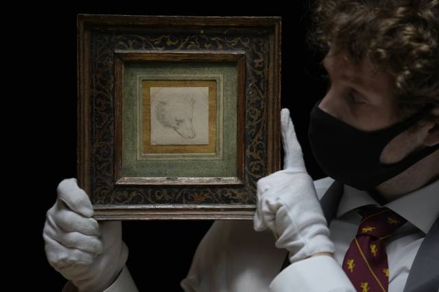 크리스티 직원이 레오나르도 다빈치의 ‘곰의 머리’(Head of a bear)를 들고 있다. AP뉴시스