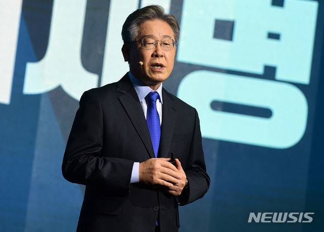 [파주=뉴시스] 국회사진기자단 = 더불어민주당 제20대 대통령선거 예비후보자인 이재명 경기도지사가 7일 경기 파주의 한 스튜디오에서 열린 대선 후보 정책 언팩쇼에서 발표를 하고 있다. 2021.07.07. photo@newsis.com