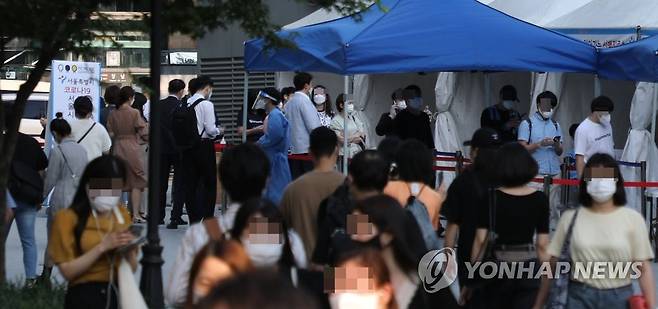 거리두기 4단계까지... (서울=연합뉴스) 한상균 기자 = 9일 저녁 강남역 임시선별진료소 앞으로 시민들이 지나가고 있다.
    이날 정부는 12일부터 25일까지 2주간 서울, 경기, 인천 등 수도권 지역에 새로운 거리두기 4단계를 적용한다고 밝혔다. 4단계 때 오후 6시 이후에는 2명까지만 모일 수 있다. 2021.7.9 xyz@yna.co.kr