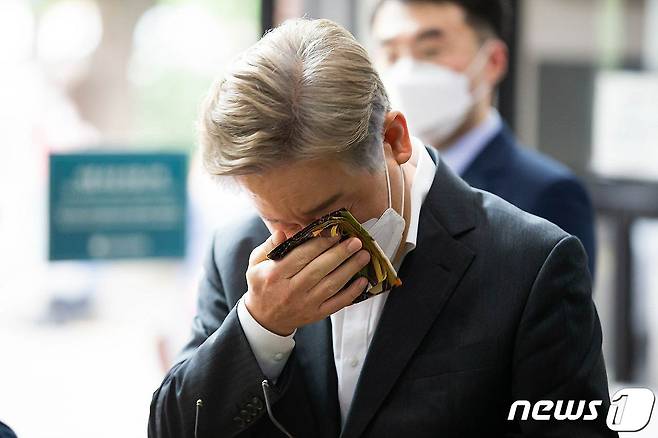 제20대 대통령선거 더불어민주당 예비후보자인 이재명 경기도지사가 11일 서울 관악구 서울대 기숙사 청소 노동자 사망 현장 방문을 마친 뒤 유가족과 이야기를 나누다 눈물을 훔치고 있다. (이재명 캠프 제공) 2021.7.11/뉴스1 © News1 이동해 기자