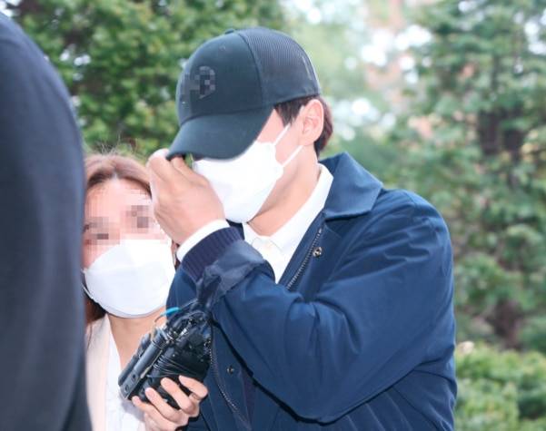 교회 여신도를 상대로 장기간 '길들이기(그루밍) 성폭력'을 저지른 혐의를 받는 인천 모 교회 소속 목사가 구속 전 피의자 심문(영장실질심사)을 받기 위해 인천시 미추홀구 인천지방법원으로 들어서고 있다.
