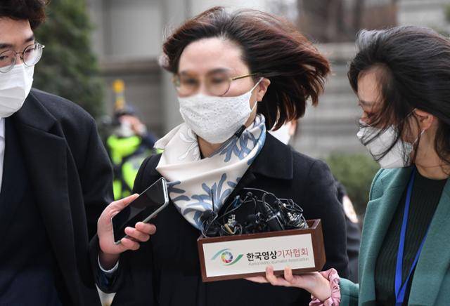 자녀 입시비리와 사모펀드 투자 의혹 등 혐의로 재판에 넘겨진 정경심 동양대 교수가 지난해 12월 23일 오후 서울 서초구 서울중앙지법에서 열리는 1심 선고 공판에 출석하고 있다. 배우한 기자