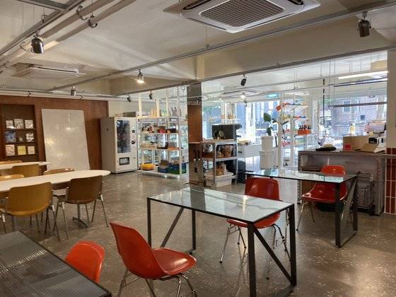 동네 주민이 참새 방앗간처럼 들러 한끼를 떼우고 커피도 마실 수 있는 공간이다. [사진 각 매장]