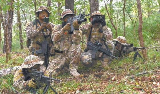 2017년 해군 특전단 대원이 을지프리덤가디언(UFG) 연습의 하나로 강원 동해시와 양양군 일원에서 적진에 침투해 적 미사일 이동 발사 차량을 탐지해 추적, 격멸하는 특수훈련을 하고 있다. 사진 해군 1함대