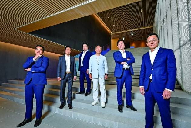 (사진) 김태원(오른쪽 셋째) NH투자증권 홀세일사업부 대표와 한동진(오른쪽 첫째) 에쿼티세일즈부 이사 등이 기념촬영하고 있다./서범세 기자