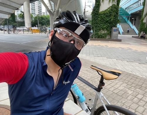 Broadcaster Oh Sang-jin has reported on the latest.He posted a picture on Instagram on the 12th, It was very hot, but Parenting is physical!! # Honra.Oh Sang-jin, who is riding a bicycle, is seen staring at the camera wearing a helmet.The netizen responded It is cool and Be careful of health.Oh Sang-jin marriages Kim So-young, a former MBC announcer in 2017; she has one daughter under her belt.