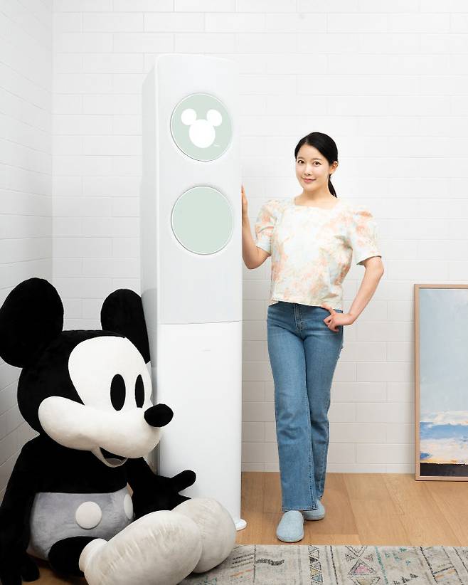 삼성전자 모델이 수원 영통구에 소재한 삼성디지털시티 생활가전동에서 디즈니의 미키 마우스 캐릭터를 입힌 ‘비스포크 무풍에어컨 미키 에디션’을 소개하고 있다.(사진=삼성전자)