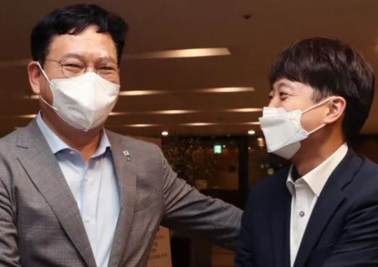 People Power Party leader Lee Jun-seok (right) before parting with Democratic Party of Korea leader Song Young-gil after a dinner meeting at a restaurant in Yeouido, Seoul on July 12. Yonhap News