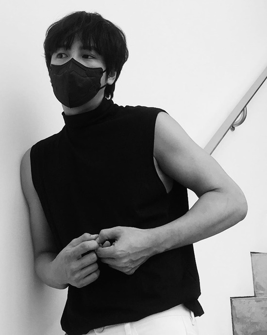 On the 13th, Jang Keun-suk posted a picture on his Instagram.Inside the picture is a picture of Jang Keun-suk staring somewhere, fashioned with black mask and sleeveless.The atmosphere of Jang Keun-suk, which is seen in black and white photographs, catches the eye.Jang Keun-suk recently announced that he is considering appearing in a new drama Maybe a Diary.Photo = Jang Keun-suk Instagram