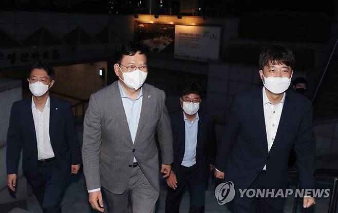 만찬회동 마친 송영길과 이준석 (서울=연합뉴스) 하사헌 기자 =더불어민주당 송영길 대표(왼쪽)와 국민의힘 이준석 대표가 지난 12일 서울 여의도의 한 식당에서 만찬 회동을 마친 후 식당을 나서고 있다. 2021.7.13 toadboy@yna.co.kr