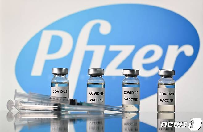 화이자 백신과 주사기. © AFP=뉴스1