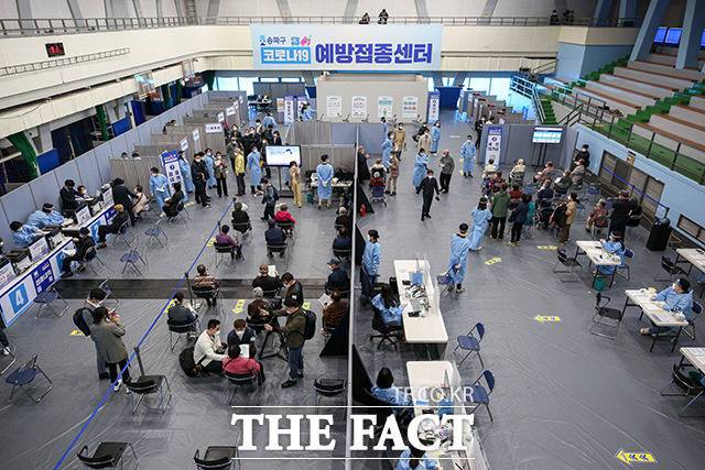 만 75세 이상 고령자들에 대한 코로나19 백신 접종이 시작된 1일 서울 송파구 체육문화회관에 마련된 예방접종센터에서 어르신들이 접종을 하고 있다. /2021.04.01 사진공동취재단