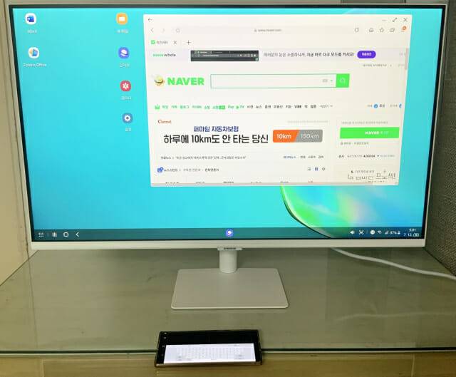 삼성 스마트모니터를 스마트폰과 연결한 모습. (사진=지디넷코리아))