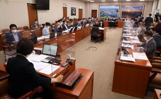 13일 오전 서울 여의도 국회에서 열린 국토교통위 전체회의에서 진선미 위원장이 개의를 알리는 의사봉을 두드리고 있다. [이미지출처=연합뉴스]