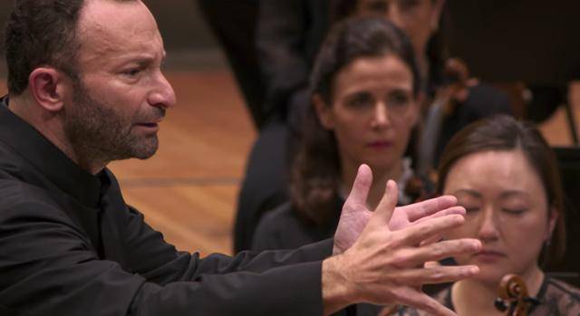 지난해 독일 베를린 필하모닉 오케스트라의 지휘자 키릴 페트렌코(왼쪽)가 무대 위에서 현대음악 작곡가 존 케이지의 '4분 33초'를 지휘하고 있다. 음악에 심취한 지휘자의 표정과 달리 단원들은 4분여 시간 동안 그 어떤 음도 연주하지 않는다. 베를린필 유튜브 화면 캡처