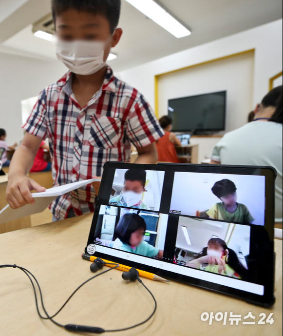 사회적 거리두기 4단계 시행으로 수도권 학교 수업이 전면 원격수업으로 전환된 가운데 14일 서울 성동구 무학초등학교 긴급돌봄교실에서 2학년 학생들이 온라인 수업을 진행하고 있다.(사진공동취재단)