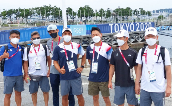 The Korean Olympic sailing team, the first Korean team to arrive in Japan, pose ahead of their first training session on Wednesday at Enoshima Yacht Harbour in Fujisawa, Japan, where the sailing competition will be held for the 2020 Tokyo Olympics. [YONHAP]