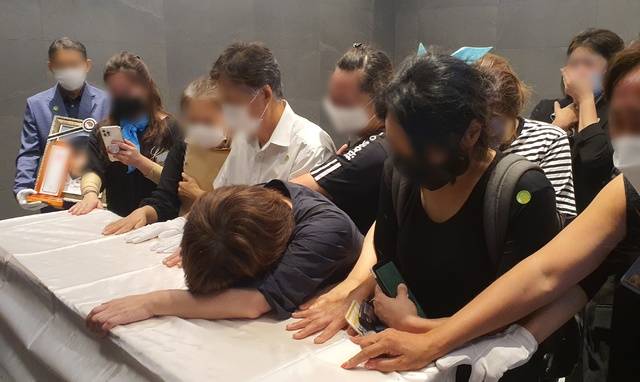 [화성=뉴시스] 변근아 기자= 14일 오전 양부 학대 혐의로 숨진 민영이의 발인식이 진행된 가운데 화성 함백산추모공원에서 숨진 피해아동에 대한 화장로로 들어가기 전 시민들이 통곡하고 있는 모습. 2021.7.14. gaga99@newsis.com *재판매 및 DB 금지