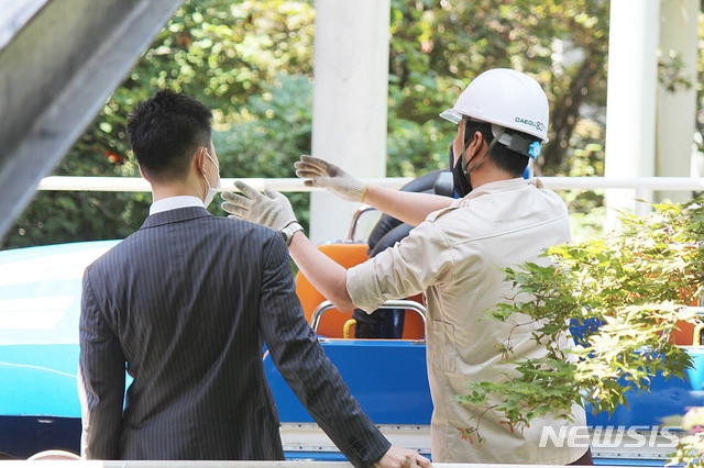 [대구=뉴시스] 이지연 기자 = 대구 이월드 아르바이트생 안전사고와 관련해 17일 오전 현장검증이 실시된 가운데 관계자가 놀이기구에 대해 설명하고 있다. 2020.07.17. ljy@newsis.com