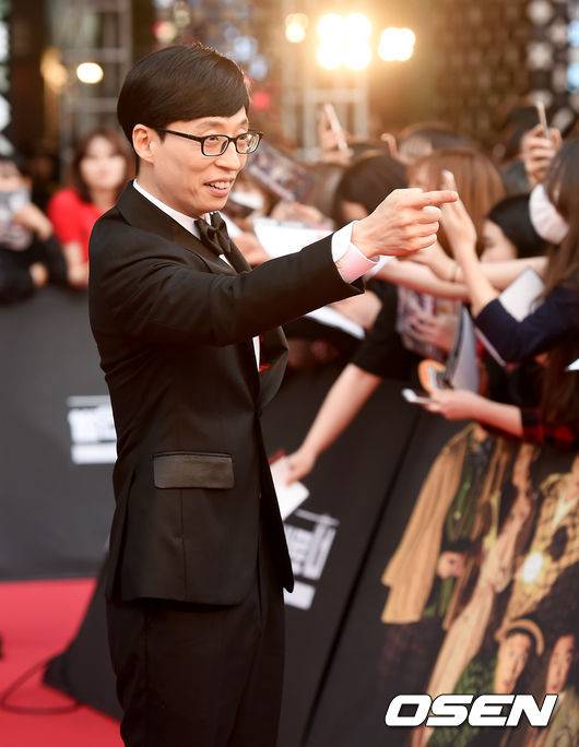 [OSEN=지형준 기자] 30일 오후 서울 삼성동 코엑스 K-POP 광장에서 열린 넷플릭스(Netflix)의 오리지널 최초의 한국 예능 '범인은 바로 너!' 레드카펫 행사에서 개그맨 유재석이 포즈를 취하고 있다. /jpnews@osen.co.kr