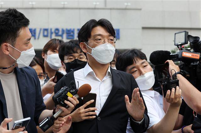 - 이동훈(앞줄 오른쪽) 전 조선일보 논설위원이 13일 서울 마포구 서울경찰청 강력범죄수사대에서 피의자 신분으로 소환 조사를 받은 뒤 기자들의 질문에 답하고 있다. 뉴스1