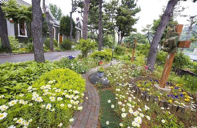 정원이 아름다운 성내동 성당 [사진/성연재 기자]