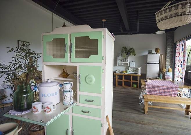 게스트하우스 건물 1층 카페에 전시된 세계 각국의 인테리어 소품들 [사진/성연재 기자]