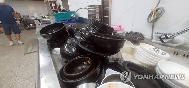 춘천 단수에 수북이 쌓인 그릇 [연합뉴스 자료사진]
