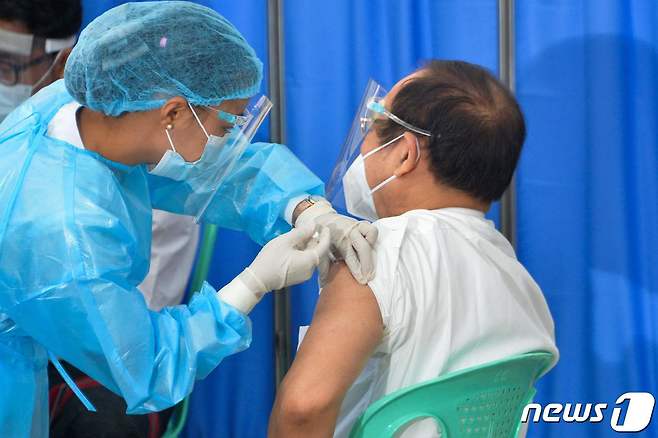 미얀마 수도 네피도에서 코로나19 백신 접종이 이뤄지고 있다. © AFP=뉴스1