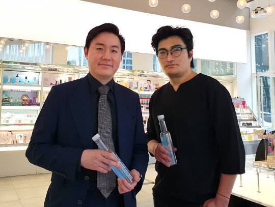 최인석(왼쪽) 레페리 대표이사와 이희대 광운대 미디어커뮤니케이션학부 교수가 레페리 사옥 1층에 위치한 오프라인 레페리의 코스메틱 쇼룸 '레코드(Leco_de)'에서 기념 촬영을 하고 있다.