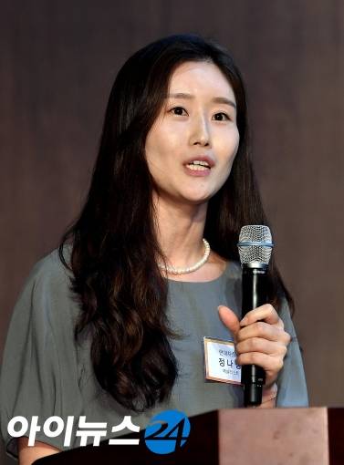 정나영 현대차증권 애널리스트가 15일 오후 서울 중구 명동 전국은행연합회 대회의실에서 진행된 제1회 아이뉴스24 금융포럼 '파이어족을 위한 재테크 전략'에서 월급 대신 미국 배당주라는 내용으로 강연을 하고 있다. [사진=김성진 기자]