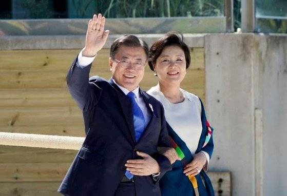 G7 정상회의 환영식에서 색동 무늬 패션을 연출한 김정숙 여사. [연합뉴스]