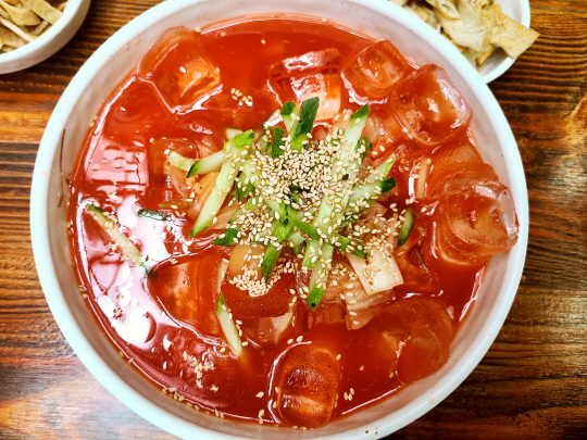 정통 평양식 만두로 이름난 ‘리북손만두’의 여름철 인기메뉴 김치말이밥. 시원한 김칫국물에 밥을 말아내는데 그릇째 들고서 국물을 마시면 금세 더위가 물러간다.