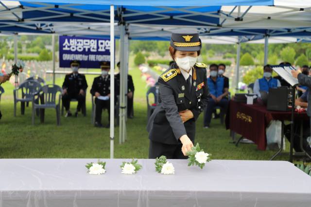 ▲정은애소방노조위원장이 7월6일 노조 출범 후 대전 현충원 소방공무원 묘역에서 헌화를 하고 있다. ⓒ 공노총 소방공무원 노조