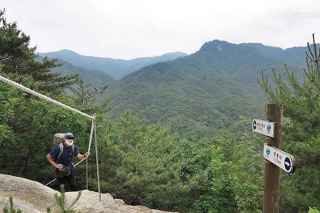 정상 서릉 458m봉에서 동남쪽 조망. 백운계곡 건너로 향적봉(오른쪽)이 마주 보인다. 향적봉 왼쪽 백운계곡 상류를 에워싼 능선 한북정맥 삼각봉(왼쪽)과 도마치봉(오른쪽)이다. 삼각봉 아래 능선은 봉래굴에서 백운산 정상 서릉으로 오르고 내리는 능선이다.
