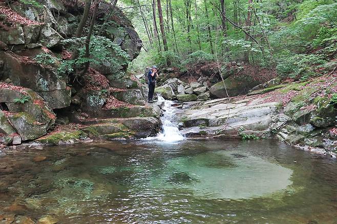 백운계곡 봉래굴과 취선대 사이 층층바위 절벽 아래에 있는 무명담無名潭