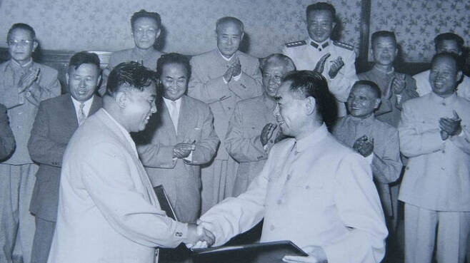 1961년 북·중 우호조약 서명식에 참석한 저우언라이와 김일성(출처: 위키백과)